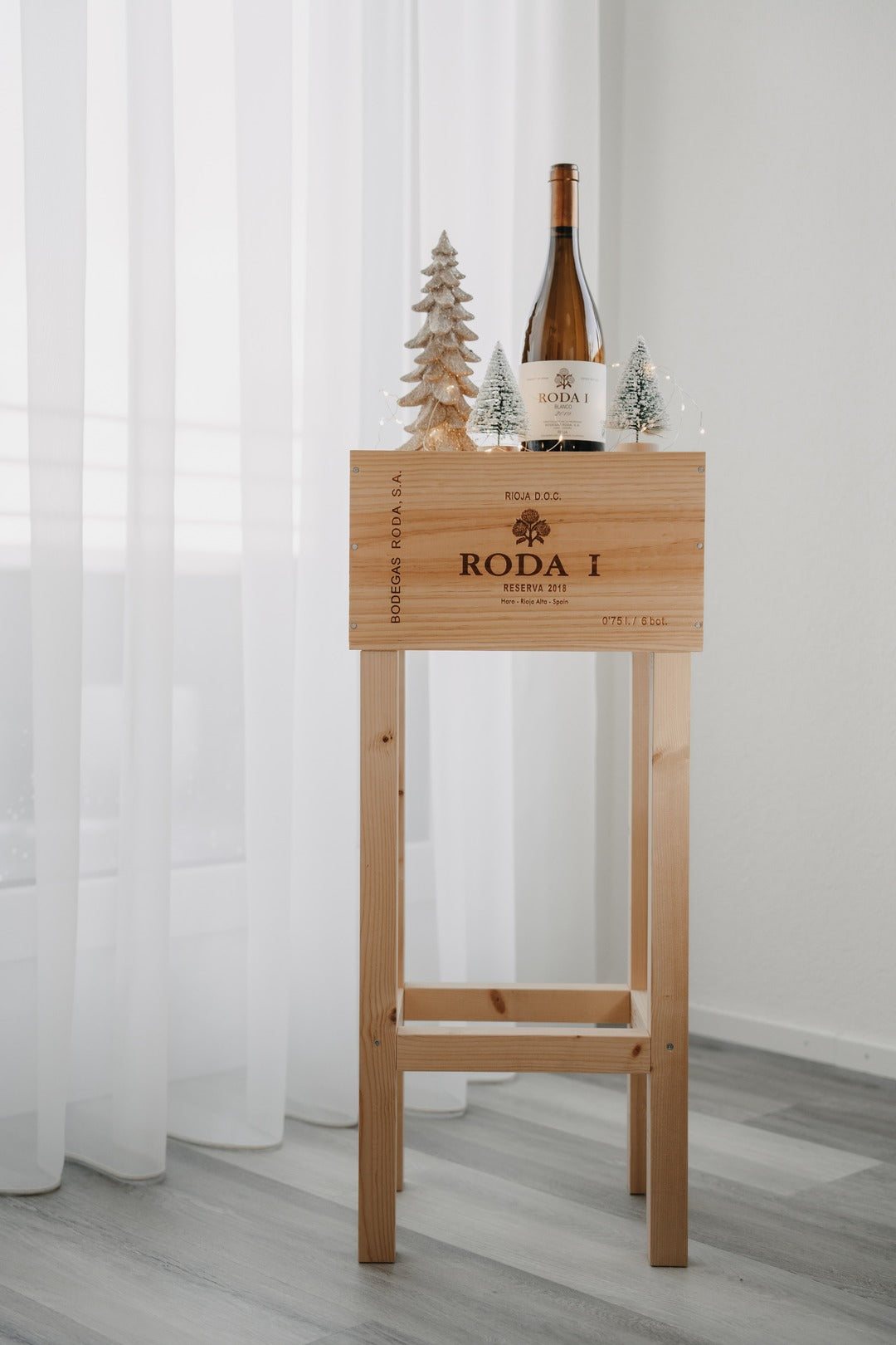 Kombi-Angebot - Tisch "Roda I" inkl. eine Weinflasche Roda I Blanco 2020